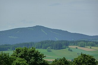 Der Sternstein von Schenkenfelden gesehen. Freie Flächen im Wald sind Schipisten
