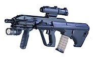 Steyr AUG A3 mit Griff, 1,5-fach-Zielfernrohr und Tactical Light.