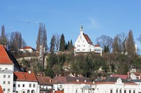 Blick von der  Schlühlsmayrsiedlung in Christkindl zum Tabor und von der Innenstadt (Ennsbrücke) auf den Taborturm