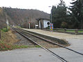 Haltestelle, Bedarfshalt, Stiefern, seit 2019 ist der Bahnsteig asphaltiert, es wurden neue Sitzbänke aufgestellt und die Beleuchtung wurde auf LED umgestellt