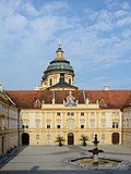 Prälatenhof und Stiftskirche