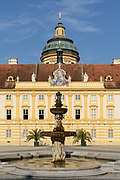 Brunnen mit Blick auf die Stiftskirche