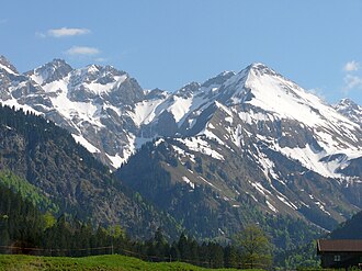 Wilder Mann (Mitte der linken Bildhälfte), Ansicht aus dem Stillachtal. Rechts der Linkerskopf