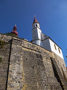 Straden: Pfarrkirche Maria am Himmelsberg mit Originalabschnitt der Kirchhofmauer
