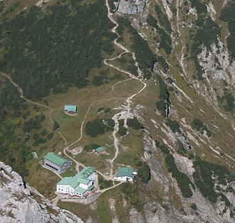 Stripsenjoch mit Stripsenjochhaus-Gebäuden gesehen von der Hinteren Karlspitze