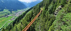 Blick auf die Hängebrücke, auf Neustift und Richtung Stubaier Gletscher