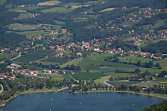 Stubenberg mit dem Stubenbergsee im Vordergrund
