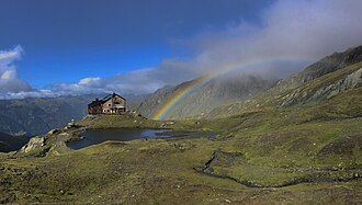 Die Sudetendeutsche Hütte mit See auf der Oberen Steiner Alm