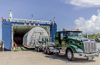 Entladen des Spezial­transporters vom Schiff