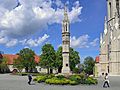 Tutzsäule mit Binderstadel im Hintergrund.