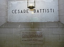 Grabmal Battistis im Mausoleum von Trient