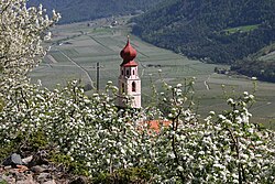 Pfarrkirche St. Martin mit Friedhofskapelle und Friedhof