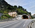 Südportal des Bartl-Kreuz-Tunnels und alte Trasse am Ufer des Traunsees (rechts)