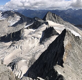 Turnerkamp mit Engländerrinne (heutiger Normalweg im Sommer) von Westen (mittig) vom Großen Möseler aus gesehen, rechts davor Östlicher Nevesferner, links vorn das Waxeggkees, direkt dahinter Rossrugggrat mit Rossruggspitze, ganz vorn der Kleine Möseler