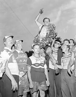 Menapace mit dem Siegerkranz nach der Österreich-Rundfahrt 1949