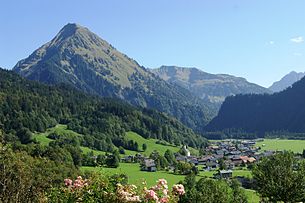 Blick von Westen auf Schoppernau mit der Üntschenspitze im Hintergrund