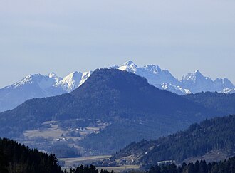 Ulrichsberg, von Nordosten aus gesehen. Im Hintergrund die Karawanken.