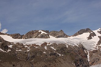 Der Althausschneideturm (Felsspitzel rechts der Bildmitte). Links das Leipziger Schartl und die Althausschneidespitze, rechts die Althausschneidescharte. Darunter das Althauskees.