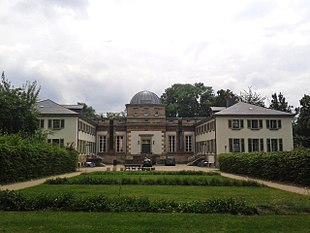 Blick von Norden auf die Sternwarte Göttingen. In dem rechten Flügel wohnte Gauß mit seiner Familie.