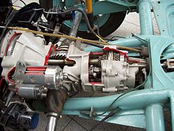 4. Pendelachse des VW-Käfers, Querschwingen = verchromte Rohre, torsionsweiche Längslenker = „Schwerter“ (linker Längslenker hinter braunem Stoßdämpfer)