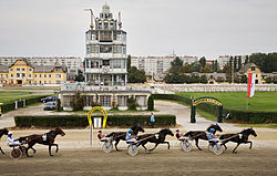 Wiener Trabrennverein, Wohngebäude und Stallungen