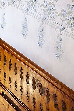 Holzgeländer und Schablonenmalerei