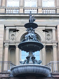 Pfeile = Position der Reliefs