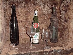 Alte Weinflaschen in der Vinothek.