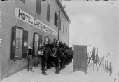 Schweizer Wachtmann­schaft vor dem Hotel Dreisprachenspitze (1914–1918)