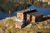 Wangenitzseehütte mit See