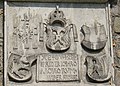 Linzer Schloss Wappenstein auf dem Friedrichstor. AEIOU links oben im Monogramm und mittig unter dem Wappen