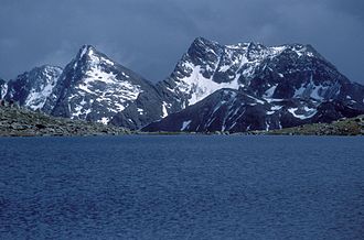 Die beiden höchsten Gipfel der Villgratner Berge, Weiße Spitze (2962 m, links) und Rote Spitze (2956 m, rechts) gesehen von Nordwesten vom Oberseitsee (2576 m)