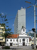 Welsche Kirche mit Telekom-Tower im Hintergrund