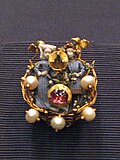 Brosche, Burgundisches ErbeBurgundisch-niederländisch, um 1430/40. Gold, Email, Edelsteine, Perlen. SK Inv. Nr. PI 130.