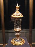 Hofbecher aus Bergkristall, Burgundisches ErbeBurgundisch-niederländisch, zwischen 1453 und 1467 Bergkristall; Gold, Email en ronde bosse, Grubenschmelz, Perlen, Diamanten