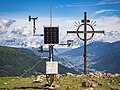 Wetterstation auf den Grundmauern des 1959 abgebrannten Sattelberghauses, dahinter das Gipfelkreuz
