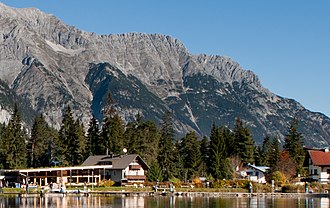 Die Wettersteinspitzen von Süden, vom Weidachsee