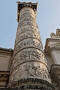 Säule mit Reliefs