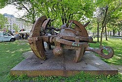 Metallskulptur „Der zerbrochene Globus“