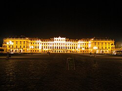 Nächtliche Beleuchtung. Diese gibt in etwa den Eindruck der josephinischen Fassung wieder (Am Foto übermäßig farbstark)
