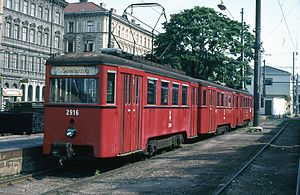 Zwei N1-Triebwagen mit einem dazwischen gekuppelten n2-Beiwagen im Betriebsbahnhof Michelbeuern