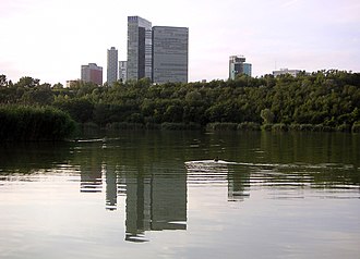 Wienerberg und Wienerberg City, Blick von Süden mit den Vienna Twin Towers vor dem ehemaligen Ziegelteich