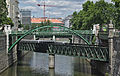Die Zollamtsbrücke über den Wien­fluss ist ei­ne von nur drei Brü­cken der Do­nau­ka­nal­linie, da­rüb­er ver­läuft der Zoll­amts­steg