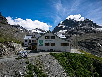 Die Wiesbadener Hütte mit dem Piz Buin