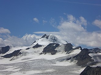 Nordostseite mit dem Südgipfel (links) und dem firnigen Nordgipfel