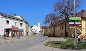 Marktplatz mit Blick Richtung Norden und der Pfarrkirche im Hintergrund