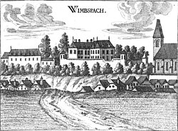 Schwarz-weiße Abbildung des Schlosses Wimsbach, im Vordergrund Felder und einige Dorfhäuser, dahinter mittig das Schlossgebäude und rechts dafür die Pfarrkirche von Wimsbach
