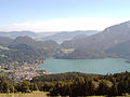 Blick ins Tal über die Sausteigalm auf St. Gilgen und das Westende des Wolfgangsees. Hinten: Mondsee, links: Mondseeberg, Roßmoos, Hochplettspitz; rechts: Fuß des Schafbergs; im Vordergrund: die alte Seilbahn (2005)