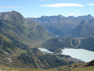 Zeinisjoch mit Vorbecken Zeinis und Stausee Kops vom Osthang der Versalspitze in Blickrichtung Paznaun [T].