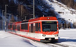 Meterspuriger MGB BDSeh 4/8 mit Zahnradantrieb. Die beiden Niederflur-Endwagenkästen sind klassische GTW-Konstruktionen (1999).